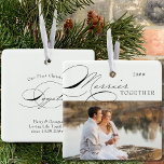 Merrier Together Photo and Elegant Calligraphy Julgransprydnad Keramik<br><div class="desc">Merrier Together jul-fotodekoration som du kan anpassa med din favoritfototext och personlig. Elegantens typografiska utformning med snabb kalligrafi och enkel att redigera för en familj eller ett romantiskt par. Den här helgdag är skriven med Merrier Together på ena sidan och redigerbar text på den andra. I exempeltexten står det "Vår...</div>