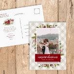 Merriest jul Winter Greenery Photo Helg Vykort<br><div class="desc">Prisvärda helgdag-vykort för utskrift av anpassningsbar med enkla mallar för anpassning. Den här festdesignen har en vattenfärgsfärg elegant blommigt gräns av grönt löv och blommor i rött, grönt och burguny färg på en neutralt buffelbaksida. Anpassa den med foto och anpassningsbar. Det finns utrymme för returadress- och anpassningsbar-meddelanden eller lägg till...</div>
