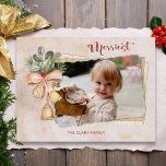 Merriest Script & Flowers/Torn Antique Papper Phot Helg Vykort<br><div class="desc">Unik,  vintage-inspirerad juldesign med "Merriest"-kalligrafiktextgrafi med sprit av vinterblommor,  bog och klockor med fotoutfall på lagrar av antika pappra med torn kant på  rosa vattenfärgsbakgrund i stil.</div>