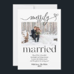 Merrily Married Newlyged jul Julkort<br><div class="desc">Det här hederliga Helgdag-kortet är perfekten som skickar önskemål till alla efter din speciella dag.  din första jul som ett gift par med de du kärlek mest!  två mycket speciella foton och en personlig till familj och vänner i firande för att fira din första julhelg tillsammans.</div>