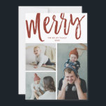 Merry, 3 foto, text/foto på baksidan, röd julkort<br><div class="desc">Den här minimalistiska designen har "Merry" i penselskript,  i vilken färg som helst med din anpassning och dina favoritfoton på framsidan och din personlig och mindre foto på baksidan. Använda mallformuläret för att lägga till anpassningsbarnas text och bild.</div>