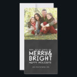 MERRY AND BRIGHT, CHALKBOARD HELGDAG FOTO-KORT JULKORT<br><div class="desc">VINTAGE TYPOGRAFI, CHALKBOARD MERRY OCH BRIGHT JULHÄLSNINGAR FOTOKORT. Skicka dina julhälsningar till familj och vänner med det här Julhälsningar i trendiget med ett foto- och ett menyfliksteckensnitt för vintage. Må era dagar vara trevliga och ljusa. En enkel, men ändå mångsidig snyggt design av Elke Clarke© för Monogram Gallery. Kontakta butiksägaren...</div>