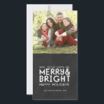 MERRY AND BRIGHT, CHALKBOARD HELGDAG FOTO-KORT JULKORT<br><div class="desc">VINTAGE TYPOGRAFI, CHALKBOARD MERRY OCH BRIGHT JULHÄLSNINGAR FOTOKORT. Skicka dina julhälsningar till familj och vänner med det här Julhälsningar i trendiget med ett foto- och ett menyfliksteckensnitt för vintage. Må era dagar vara trevliga och ljusa. En enkel, men ändå mångsidig snyggt design av Elke Clarke© för Monogram Gallery. Kontakta butiksägaren...</div>