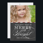 MERRY AND BRIGHT, CHALKBOARD, PHOTO HELGDAG JULKORT<br><div class="desc">BLACK-JULHÄLSNINGAR KORT,  MERRY OCH BRIGHT PHOTO | MÖRK RED RAND. ELKE CLARKE© ELEGANT WHITE TEXT PÅ EN SKRIVBORD BAKGRUND MED RÖD OCH VITE DIAGONAL RAND MÖNSTER PÅ BAKGRUNDEN. KANSKE DAGARNA ÄR MERRY OCH BRIGHT</div>
