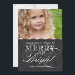 MERRY AND BRIGHT, CHALKBOARD, PHOTO HELGDAG JULKORT<br><div class="desc">BLACK-JULHÄLSNINGAR KORT,  MERRY OCH BRIGHT PHOTO | MÖRK RED RAND. ELKE CLARKE© ELEGANT WHITE TEXT PÅ EN SKRIVBORD BAKGRUND MED RÖD OCH VITE DIAGONAL RAND MÖNSTER PÅ BAKGRUNDEN. KANSKE DAGARNA ÄR MERRY OCH BRIGHT</div>