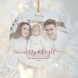 Merry and Bright Family Photo Red Script Julgransprydnad Keramik<br><div class="desc">Sprid helgdag till vänner och familj med denna moderna keepéprydnad. Den röda texten lyder "merry & bright",  med dekorativa dekorationsdekorationer före och efter. Byt ut exempelbilden mot ditt favoritfoto och lägg till familjen namn och året. Ett vitt övertoningsfilter hjälper till att göra så att texten visas.</div>
