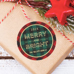 Merry and Bright Guld Grönt Red Play Runt Klistermärke<br><div class="desc">Merry och Bright Guld Grönt Red Play Round Sticker. (1) Om du vill göra ytterligare anpassningar klickar du på länken "anpassa ytterligare" och användor verktyg som är utformat för att ändra mallen. (2) Kontakta mig om du behöver hjälp eller matchande artiklar.</div>