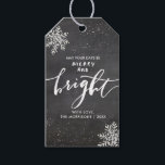 Merry and Bright jul Snowflake Chalkboard Presentetikett<br><div class="desc">Pressa dina julklappar eller helgdag med den här anpassningsbarna märkre som innehåller festive snöflingor och handskriven "Merry and Bright" som ställs in mot en svart kritbakgrund. Baksidan har ett paintöst snöflake mönster.</div>