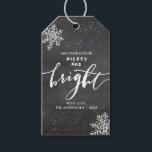 Merry and Bright jul Snowflake Chalkboard Presentetikett<br><div class="desc">Pressa dina julklappar eller helgdag med den här anpassningsbarna märkre som innehåller festive snöflingor och handskriven "Merry and Bright" som ställs in mot en svart kritbakgrund. Baksidan har ett paintöst snöflake mönster.</div>