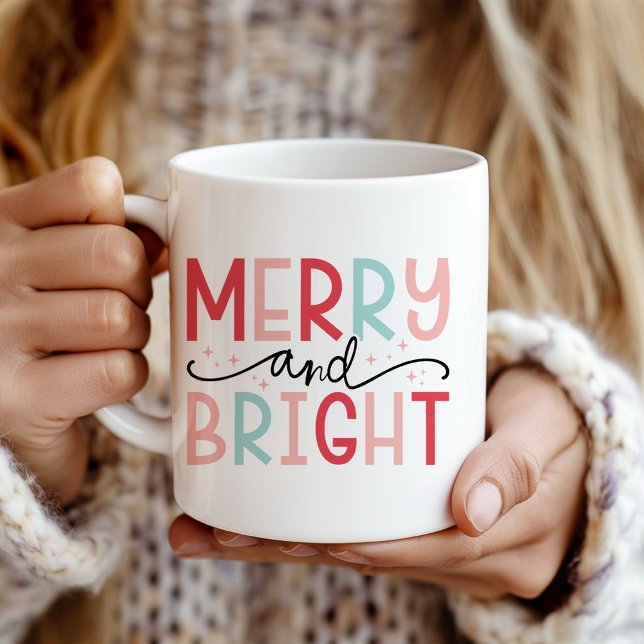 "Merry and Bright" Pink and Mint Modern Christmas Kaffemugg ("Merry and Bright" Pink and Mint Modern Christmas Coffee Mug in a girl's hands.)