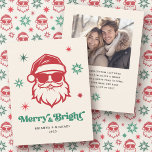 Merry and bright Santa in sunglasses retro stars Julkort<br><div class="desc">Julens fotohälsningskort med en coola jultomte med solglasögon och helgdag "God och Bright" i en roligt,  ett reflexteckensnitt. Röd- och grönt-skuggor på en ljusgräddbakgrund. Anpassningsbarnas foto och meddelande på baksidan. Färg kan anpassas i designen verktyg.</div>