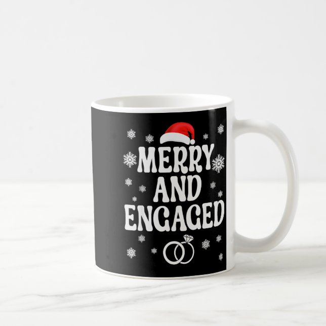 Merry And Engaged Couple Christmas Matching Pajama Kaffemugg (Höger)