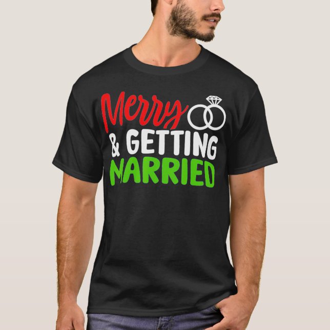 Merry and Getting Married Couples Christmas Pjs Pa T Shirt (Framsida)