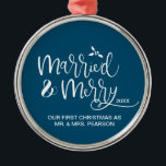 "Merry and Married" Personlig Första jul O Julgransprydnad Metall<br><div class="desc">Fira din första jul som nygifta med "Merry and Married"-Personligen Första julprydnaden. Detta prydnadsämne är ett härligt sätt att markera denna speciella milstolpe i ditt liv som ett par. Anpassa prydnaden med namn och datumet för din första jul tillsammans, skapa en omhuldad keepy som kommer att lägga träden i åratal...</div>