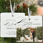 Merry and Married Photo and Mr. och Mrs Calligraph Julgransprydnad Keramik<br><div class="desc">Märka och gifta prydnadsföremål för julfoto som du kan anpassa med ditt favoritfoto och din personliga formulering. Elegantens typografiska utformning med snabb kalligrafi och enkel att redigera för ett gift par. Den här helgdag är skriven med Merry & Married på ena sidan och redigerbar text på den andra. Exempeltexten lyder:...</div>