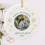 Merry and Married Photo Golden Snowflake Julgransprydnad Keramik<br><div class="desc">Minneshögtidlighålla din speciella dag med vår heliga och gifta julprydnad med ditt bröllop-foto. Den här ornamenten läggs in med ett informellt handskript för avslappnad, perfekt för att lägga till en personlig, mot en vit bakgrund med delikat guld snöflingor. Anpassa med parets datum namn och bröllop. Denna tänkvärda keepé är en...</div>