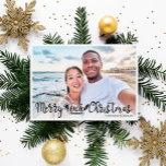 Merry Beachy julsemesterfoto roligt Julkort<br><div class="desc">din favoritsemester på stranden i bild med den här roligten och det moderna jullottkortet med ett trendig-handskrivet typografiskt överlägg med texten "Merry Beachy jul" dekorerat med vinkara illustrationer, sol och illustrationer på surfboard. Enkel att anpassa med ett av dina favoriter helgdag bilder och namn. Baksidan av kortet har en våg...</div>