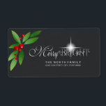 Merry Berry Bright jul Grey D591 Fraktsedel<br><div class="desc">Denna vackra juletikett har en hörnpräglad dekoration av grönt löv och ljusa röda bär och en elegant med typografi av "Merry and Bright", som markeras med en gnistrande stjärna på träkolbakgrund. Lägg till namn och adress med hjälp av den angivna mallen. Sök i ID591 om du vill se alla koordinerande...</div>