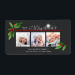 Merry Berry Bright jul Tre Photo ID591 Fraktsedel<br><div class="desc">Denna vackra, trefotsfärgade fraktsetikett har en träkolbakgrund, hörndekorationer av löv och ljusröda bär, och en elegant typografi av "Merry and Bright" med en skarp skuggstjärna. Lägg till tre av dina egna foton, namn och adress med hjälp av den angivna mallen. Sök i ID591 om du vill se alla koordinerande produkter...</div>
