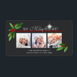 Merry Berry Bright jul Tre Photo ID591 Fraktsedel<br><div class="desc">Denna vackra, trefotsfärgade fraktsetikett har en träkolbakgrund, hörndekorationer av löv och ljusröda bär, och en elegant typografi av "Merry and Bright" med en skarp skuggstjärna. Lägg till tre av dina egna foton, namn och adress med hjälp av den angivna mallen. Sök i ID591 om du vill se alla koordinerande produkter...</div>