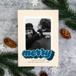 Merry Blue Retro Script-julfoto Julkort<br><div class="desc">Det här återinspirerade julkortet har ord med ett blått skript i grund på ett foto på framsidan. Kortets baksida har plats för ett andra foto. Anpassa den med ett kort personligt hälsning,  ditt namn och året.</div>