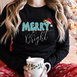 Merry Bright Blue Retro 80's Font Santa Hat T Shirt<br><div class="desc">Denna söta,  gigantiska merry & Bright-design skapades med ett modernt roligt-typsnitt och mitt handskrivna blocktypsnitt i stil i en retro 80:s vattenblå och röda. Det är en del av min hand som målade julhatt med holly och bär.</div>