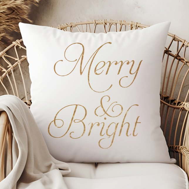 Merry & Bright - Guld och vit julklapp Kudde (Merry & Bright - Gold and White Christmas Pillow on a boho rattan armchair.)