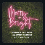 Merry   Bright Neon Sign Boxwood jul Adress Fyrkantigt Klistermärke<br><div class="desc">Rosa nyon-tecknet inspirerade till "Merry   Bright"-design med boxwood Grey-bakgrund och vit text.</div>