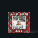 Merry & Bright Photo Red Metallic Glitter Julkort<br><div class="desc">Märk och Bright. Röd faux-metall med grönt metallisk gräs träd med ditt favoritfoto i mitten. Anpassa med ditt budskap och namn på motsatt sida. Perfekten Julhälsningar kort.</div>