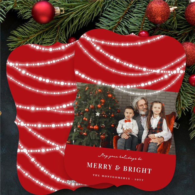 Merry & Bright Sparkles Chic Red julfoto Julkort (Merry & Bright Stylish Sparkling Lights Modern Chic Red Christmas Photo Holiday Card @ fat_fa_tin)