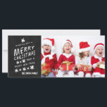 MERRY CHALKBOARD | HELGDAG-FOTOKORT JULKORT<br><div class="desc">SVART KALKBOARD JULHÄLSNINGAR FOTOKORT. Roligtens krittypsnitt används på en svart bakgrund för kriteffekt. "Önskar en God jul och en Gott nytt år". Anpassa med ditt namn och din familjefoto. Elke Clarke© for Monogram Gallery. Kontakta butiken eller luxuryweddinginvitations@gmail.com om du vill ha ett annat ordspråk.</div>
