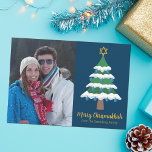 Merry Chrismukah Cute Hanukkah-julfoto Julkort<br><div class="desc">Det här söta Merry Chrismukah-familjefotokortet har en grönt Julgran som dekorerats med blå drömmardekorationer och en guld judisk stjärna av David överst för Hanukkah för att kombinera de två helgdagarna för en familj som firar båda.</div>