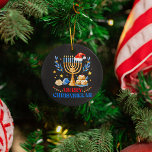 Merry Chrismukah Helgdag Hanukkah Pajama-familjen Julgransprydnad Keramik<br><div class="desc">Den här Lycklig-julfabriken är perfekten Hanukkah som är närvarande för  manar,  kvinnor,  barn. Perfekt ful judisk julafton till bära bredvid ditt Chanukah-namn,  Dekorationer,  socklar,  ljus och Menorah under vinterHelgdagar!</div>