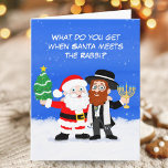 Merry Chrismukah Santa Meets Rabbi Funny Kort<br><div class="desc">Minnessäsong för ljus och glädje med det här unika hälsningskortet Chrismukah! Med Jultomten som håller ett Julgran vid sidan av en habbi med en glödande menorah, blandar detta festliga interreligiösa helgdag på ett vackert sätt jul- och Hanukkah-traditionerna. Perfekt för familjer och vänner som firar båda helgdagarna, fångar värmen i tillsammans...</div>