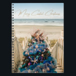 Merry Coastal jul Tropical Beach Holiday Tree Anteckningsbok<br><div class="desc">Fira helgdagarna med den här fantastiska julanteckningsboken/journal. Utformningen är en foto av en fantastisk Julgran som visas på konstmuseet i Orlando under den årliga festivalen i Träd. Det vackra helgdag är kantinspirerat av kustinspirerade dekorationer som svält, miniatyrfisk, bete-färgad-ornament bollar i blått, grönt och elfenben, och en stor sjöjungfruar med grenar...</div>
