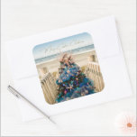 Merry Coastal jul Tropical Beach Holiday Tree Fyrkantigt Klistermärke<br><div class="desc">Fira helgdagarna med dessa vackra kustmatade julklistermärken. Utformningen är en foto av en fantastisk Julgran som visas på konstmuseet i Orlando under den årliga festivalen i Träd. Det vackra helgdag är kantinspirerat av kustinspirerade dekorationer som svält, miniatyrfisk, bete-färgad-ornament bollar i blått, grönt och elfenben, och en stor sjöjungfruar med grenar...</div>