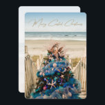 Merry Coastal jul Tropical Beach Holiday Tree Julkort<br><div class="desc">Fira helgdagarna med detta vackra kusttematiska julkort. Utformningen är en foto av en fantastisk Julgran som visas på konstmuseet i Orlando under den årliga festivalen i Träd. Det vackra helgdag är kantinspirerat av kustinspirerade dekorationer som svält, miniatyrfisk, bete-färgad-ornament bollar i blått, grönt och elfenben, och en stor sjöjungfruar med grenar...</div>