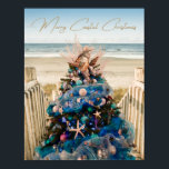 Merry Coastal jul Tropical Beach Holiday Tree Poster<br><div class="desc">Fira helgdagarna med denna vackra, kustnära julposter. Utformningen är en foto av en fantastisk Julgran som visas på konstmuseet i Orlando under den årliga festivalen i Träd. Det vackra helgdag är kantinspirerat av kustinspirerade dekorationer som svält, miniatyrfisk, bete-färgad-ornament bollar i blått, grönt och elfenben, och en stor sjöjungfruar med grenar...</div>