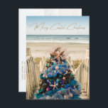 Merry Coastal jul Tropical Beach och Träd Helg Vykort<br><div class="desc">Fira helgdagarna med detta fantastiska kusttematiska vykort. Utformningen är en foto av en fantastisk Julgran som visas på konstmuseet i Orlando under den årliga festivalen i Träd. Det vackra helgdag är kantinspirerat av kustinspirerade dekorationer som svält, miniatyrfisk, bete-färgad-ornament bollar i blått, grönt och elfenben, och en stor sjöjungfruar med grenar...</div>