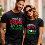 MERRY DRUNK I ÄR CHRISTMAS FUNNY T SHIRT<br><div class="desc">Få redo att fira Julhelgen med mycket roligt med vårt superskoj! . Ordalydelsen lyder: "MERRY DRUNK I AM CHRISTMAS i en modern kombination av handskrivet och sött fet typsnitt som adorberats med glas av vin och Julgranar. Perfekt gåva till vänner, pappa, morfar, granpa, morbror, faster, syster och bror som kärlek...</div>