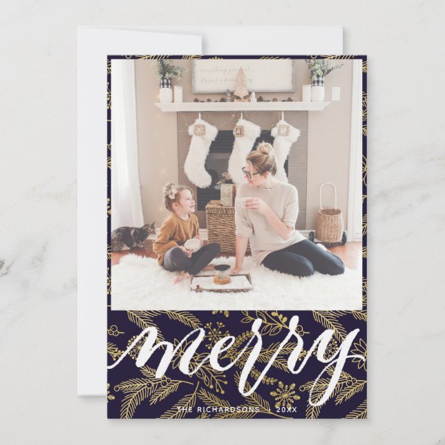 MERRY | Elegant Typografi Guld Boughs Mönster Julkort (Framsida)