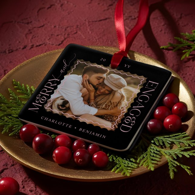 Merry & Engaged Modern Minimal Wavy Photo Keepsake Julgransprydnad Keramik (Merry & Engaged Modern Minimal Wavy Photo Keepsake Ceramic Ornament)