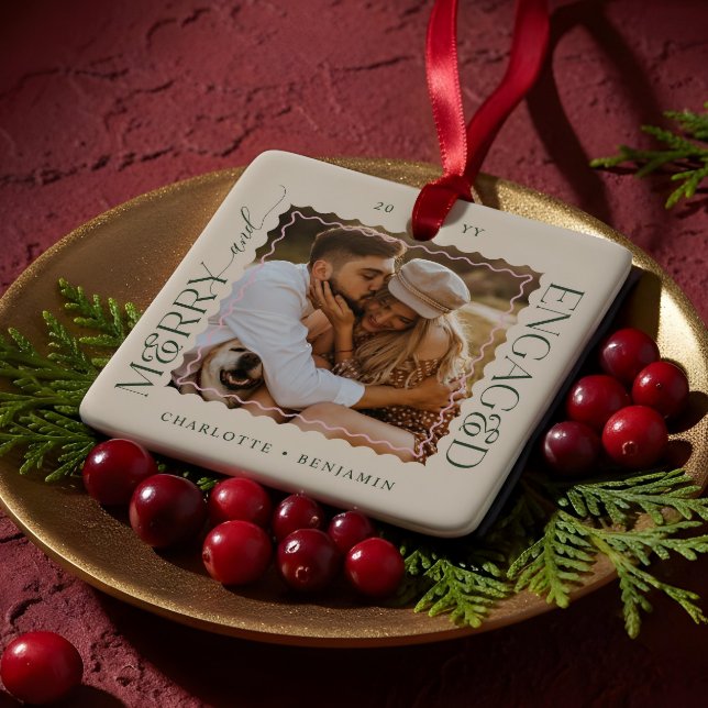 Merry & Engaged Modern Minimal Wavy Photo Keepsake Julgransprydnad Keramik (Merry & Engaged Modern Minimal Wavy Photo Keepsake Ceramic Ornament)