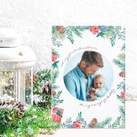 Merry First jul Gräs Cones Baby Photo Helgkort<br><div class="desc">Första jullfotokortet med vattenfärgshjulblommor och vintergröna helgdag med gräs-koner, holly mistletoe och bär. Fotomallen är inställd så att du kan lägga till bild (kvadratinstagram fungerar perfekt), som automatiskt visas i runda format. Formuleringen är skriven i handskrivet skript i avslappnad och är fullt redigerbar. Exempelformuleringen lyder "merry first christmas to my...</div>