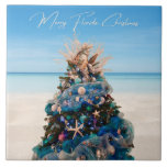 Merry Florida jul Tropical Beach Holiday Tree Kakelplatta<br><div class="desc">Fira helgdagarna med denna vackra, tropiska, tematiska, julkeramiska bricka. Utformningen är en foto av en fantastisk Julgran som visas på konstmuseet i Orlando under den årliga festivalen i Träd. Det vackra helgdag är kantinspirerat av kustinspirerade dekorationer som svält, miniatyrfisk, bete-färgad-ornament bollar i blått, grönt och elfenben, och en stor sjöjungfruar...</div>
