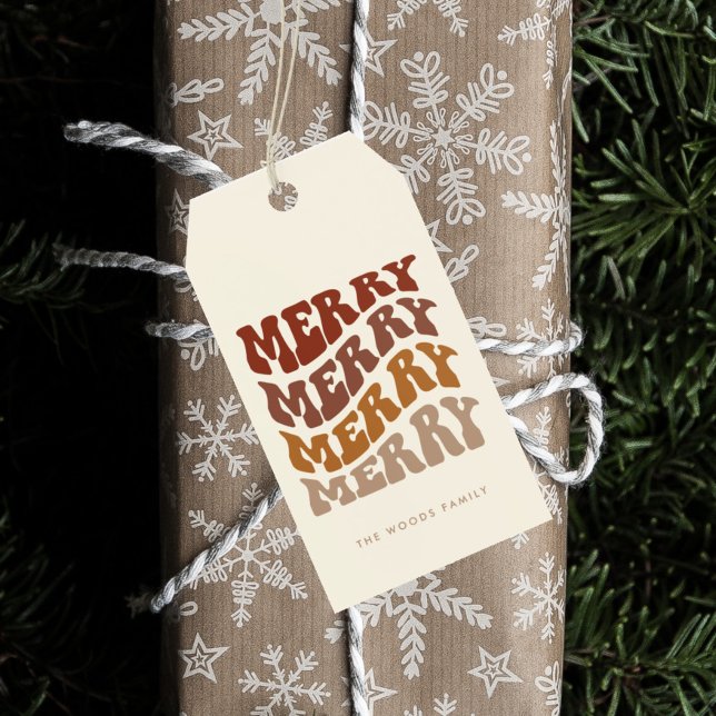 Merry Groovy Wavy Brown Typography Christmas Presentetikett (Skapare uppladdad)
