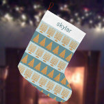 Merry Guld Blue Helgdag Rand Mönster Stor Julstrumpa<br><div class="desc">Denna personlig faux guld och pastellblått rand mönster-julstrumpor är en perfekt som går över för Chrismukah och Hanukkah firande. Designat med interreligiösa firande och blandade familjer kännetecknas denna anpassningsbar helgdag av att man växlar mellan rand av pastellblått med guld Menorahs och djupblått med modernt Julgranar. En vit "kuff"-del överst har...</div>