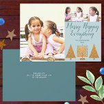 Merry Guld Blue Modern 3 Photo Collage Julkort<br><div class="desc">Fotomallar gör att det blir en fästning att utforma dina egna 3 helgdagskort för fotokollage med det här moderna manuskriptet Merry Lycklig All-design i guld och pastellblått. Lägg till ett stort favoritfoto till lämnad och lägg sedan till två mindre bilder på den övre högerna ovanför MERRY LYCKLIG EVERYTHING mörk blått...</div>
