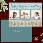 Merry Guld Blue Simple 3 Photo Collage Julkort<br><div class="desc">Anpassa de här tre helgdagskorten för fotokollage i en enkel guld- och pastellblå Merry Lycklig All interreligiös design. Ett stiliserat handskrivet skript i blått med en liten skugga i vitt ger intresse och raden med fem faux guld Menorahs och fyra Julgranar gör dessa platta helgdagskort till ett val av snyggt...</div>