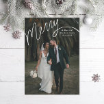 Merry Hand Lettering Bröllop Photo Julkort<br><div class="desc">Den ursprungliga handskrivna Merry med redigerbart "och gift". Anpassa ytterligare om du vill lägga till mer text eller fler foton på baksidan. Finns även i icke-folie</div>